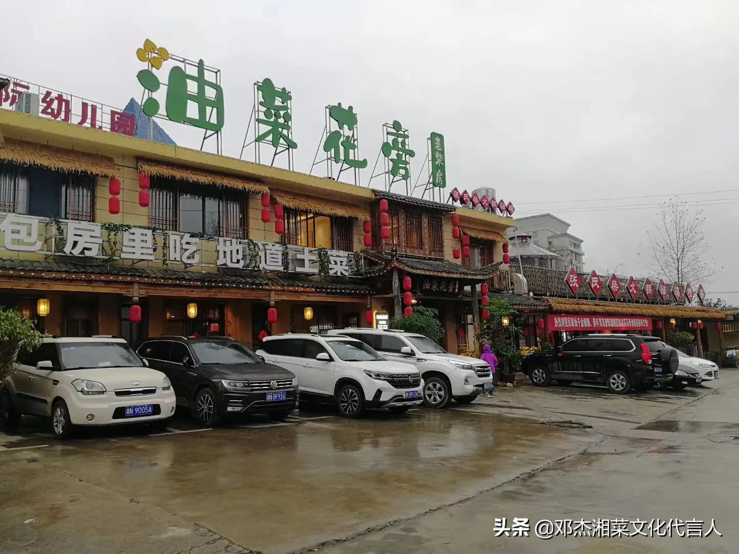 油菜花旁老柴房