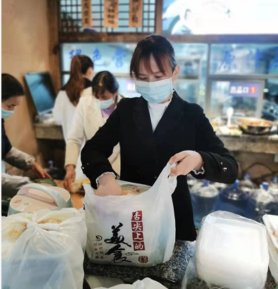 油菜花旁老柴房 爱心餐