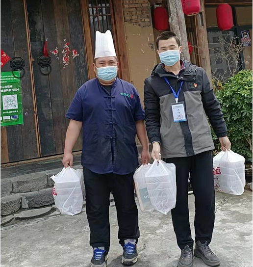 油菜花旁老柴房爱心餐