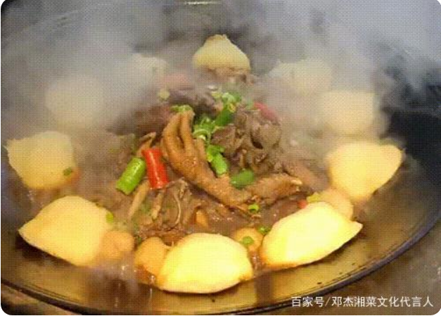 油菜花旁老柴房 柴火鸡
