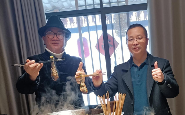 油菜花旁老柴房 邓杰先生与张中权先生